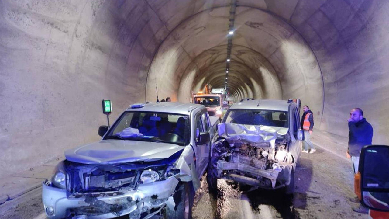 Artvin Tünelinde Şerit İhlali Sonucu Kaza: 7 Yaralı Hastaneye Sevk Edildi