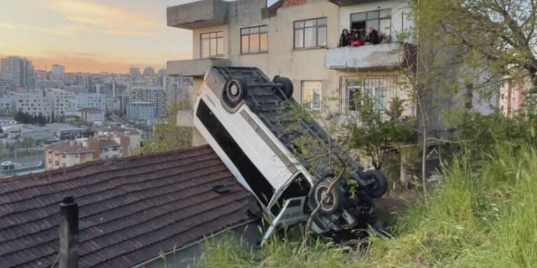 evinin-catisina-servis-uctu-olayi-komsulari-arayinca-ogrendi-AbIgNdlR