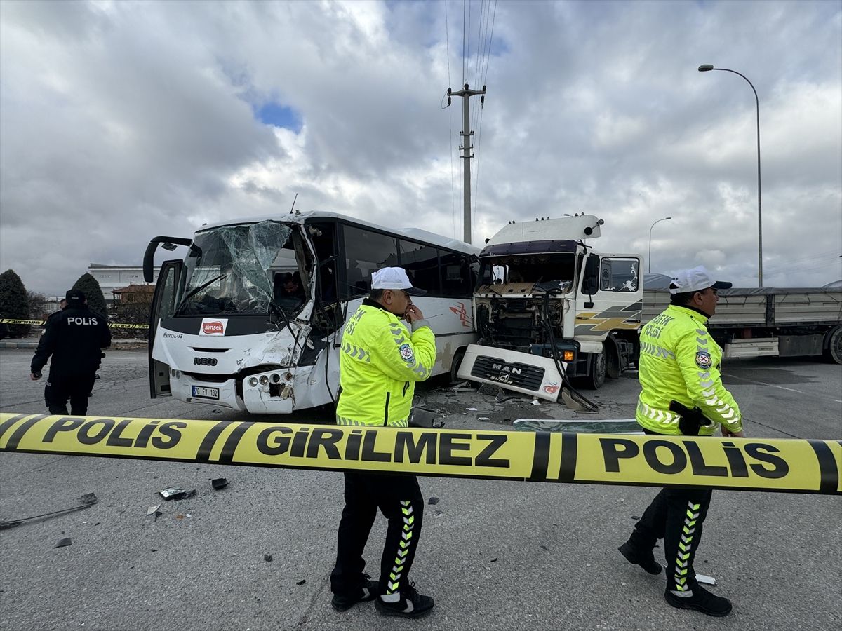 Karaman’da Midibüs ile TIR Çarpışması: 12 Yaralı