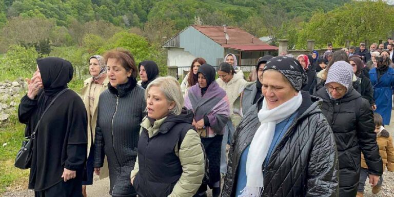 sakaryada-tas-ocagi-isyani-vatandaslar-hendekteki-tas-ocagi-yeniden-acilmasin-diye-sloganlarla-yurudu-AIL2Cry6