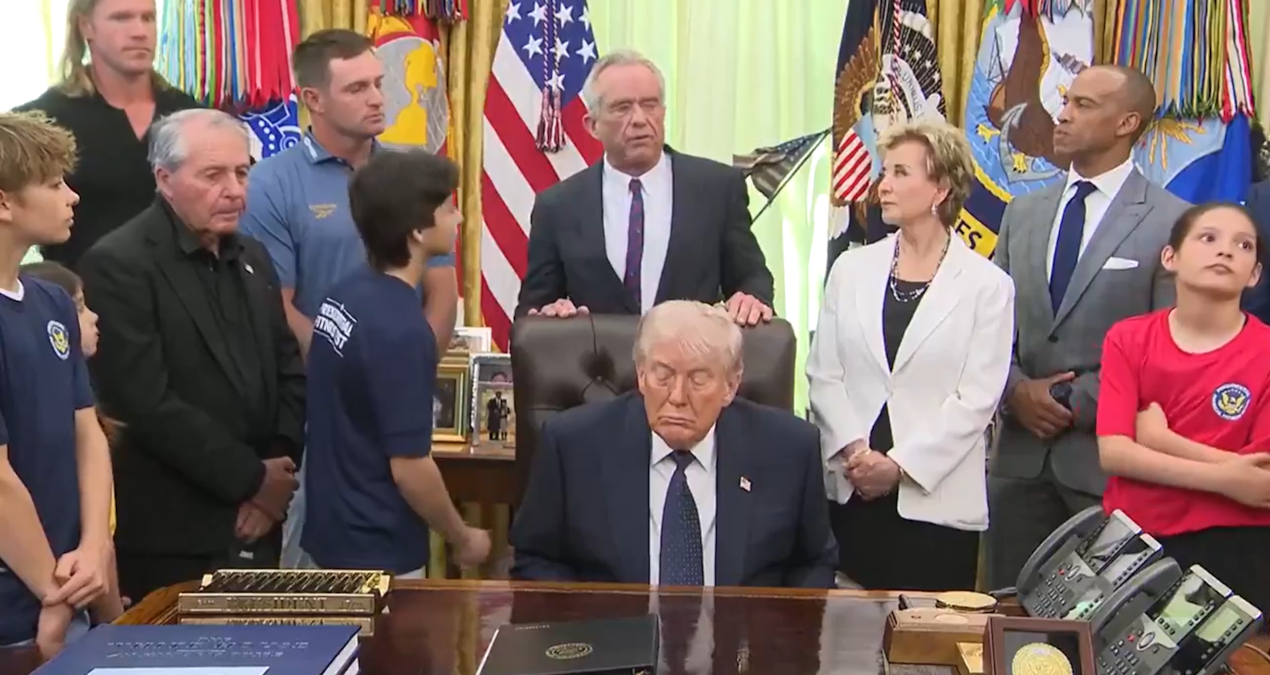 trump-yine-kameralar-onunde-uyuyakaldi-V27tnKm2