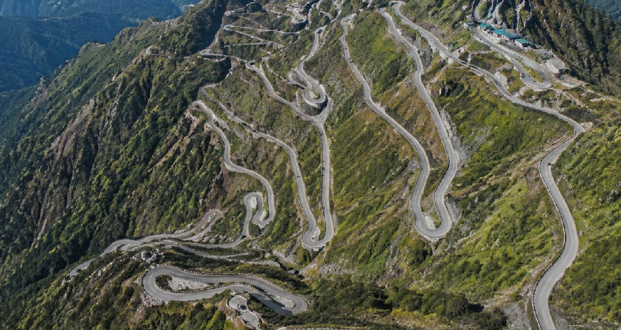 Dağın ortasından gökyüzüne kıvrılan yol: 32 virajıyla salyangoza benziyor