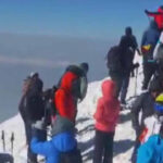 Siddetli ruzgara meydan okuyup dagin zirvesine ulastilar brE3RgBZ